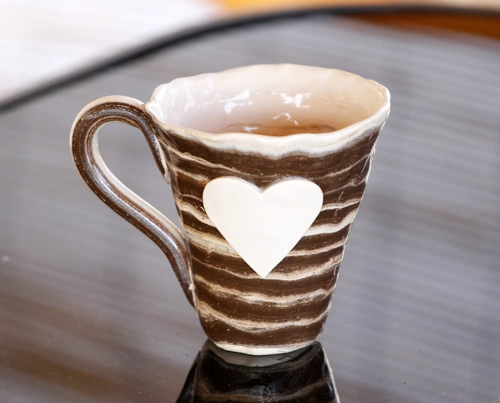 Keramická šálka so srdiečkom na kávu - cappuccino a čaj 300 ml – Unikát! - béžovo-hnedá - ručná výroba – modelovaná