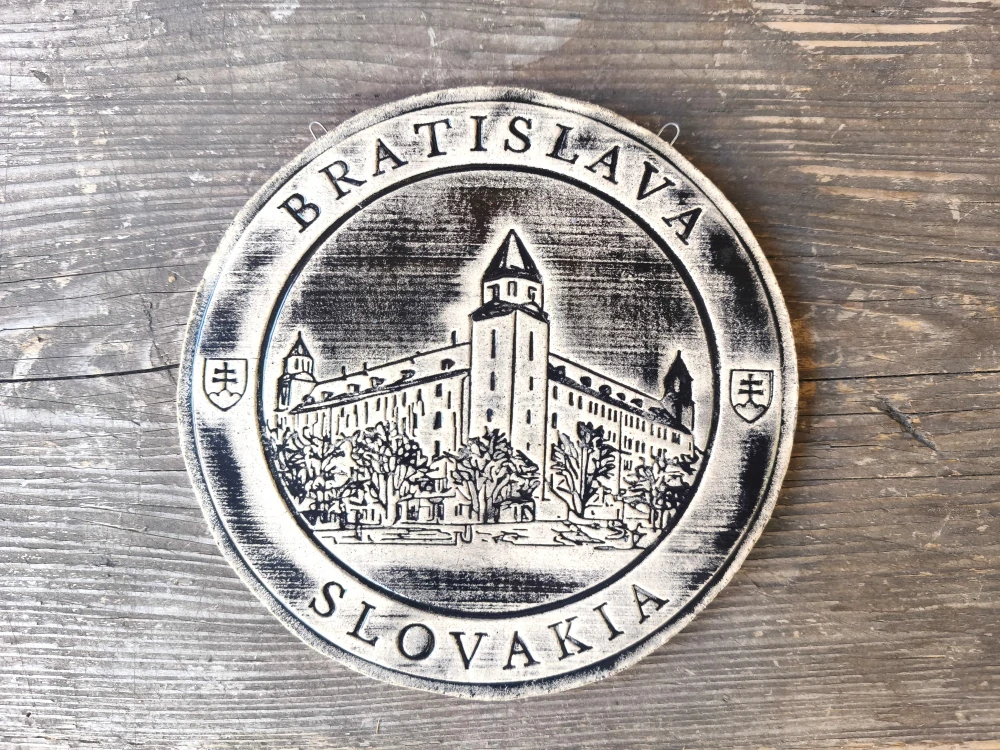 Keramický suvenír – Bratislavský hrad | Ručne vyrobená ozdobná plaketa zo Slovenska