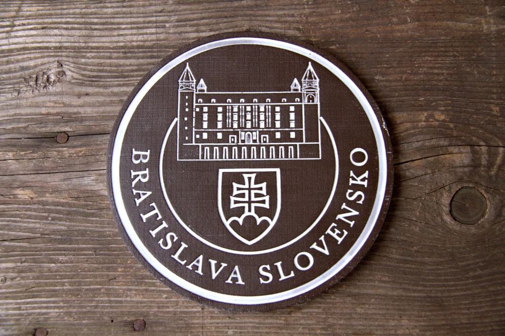 Keramický suvenír – Bratislavský hrad | Ručne vyrobená ozdobná plaketa zo Slovenska Bilelá SHB02