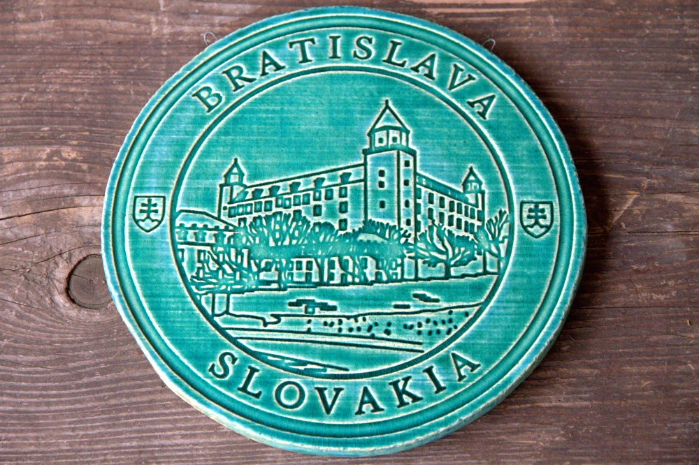 Keramický suvenír – Bratislavský hrad | Ručne vyrobená ozdobná plaketa zo Slovenska s nápisom BRATISLVA SLOVENSKO - tyrkysovo zelená SHT03
