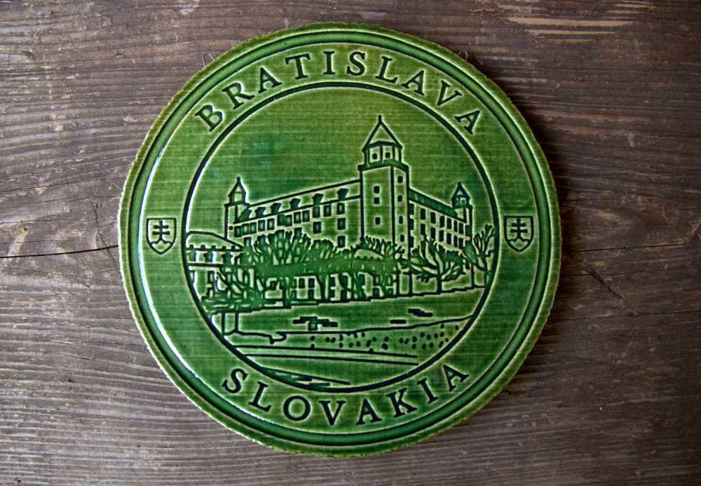 Keramický suvenír – Bratislavský hrad | Ručne vyrobená ozdobná plaketa zo Slovenska s nápisom BRATISLVA SLOVAKIA zelená SHZ03