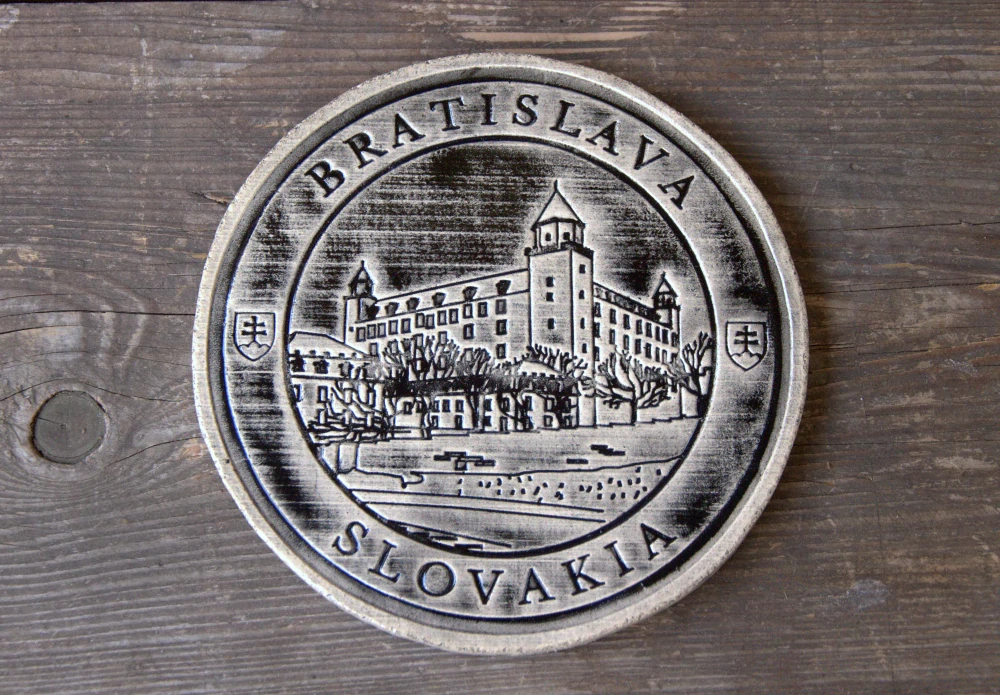 Keramický suvenír – Bratislavský hrad | Ručne vyrobená ozdobná plaketa zo Slovenska s nápisom BRATISLVA SLOVAKIA čierná SHC03
