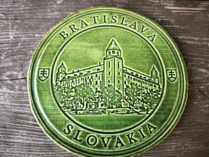 Keramický suvenír – Bratislavský hrad | Ručne vyrobená ozdobná plaketa zo Slovenska zelená