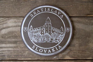 Keramický suvenír – Bratislavský hrad | Ručne vyrobená ozdobná plaketa zo Slovenska Bilelá SHB01