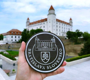 Keramický suvenír – Bratislavský hrad | Ručne vyrobená ozdobná plaketa zo Slovenska Bilelá SHB02
