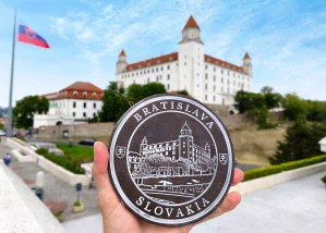 Keramický suvenír – Bratislavský hrad | Ručne vyrobená ozdobná plaketa zo Slovenska Bilelá SHB03