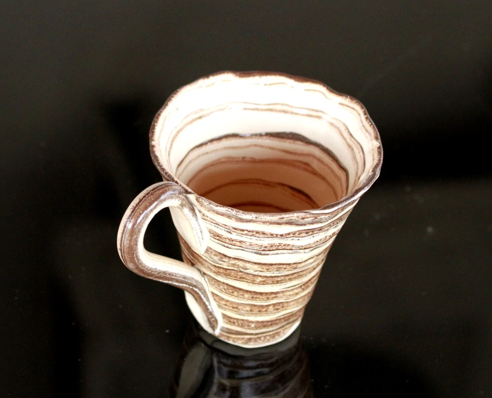 Keramická šálka na kávu - cappuccino a čaj 300 ml – Unikát! - béžovo-hnedá - ručná výroba – modelovaná