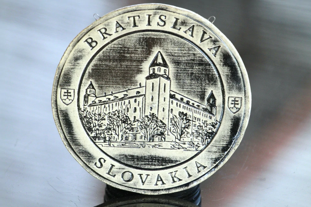 Keramický suvenír – Bratislavský hrad | Ručne vyrobená ozdobná plaketa zo Slovenska