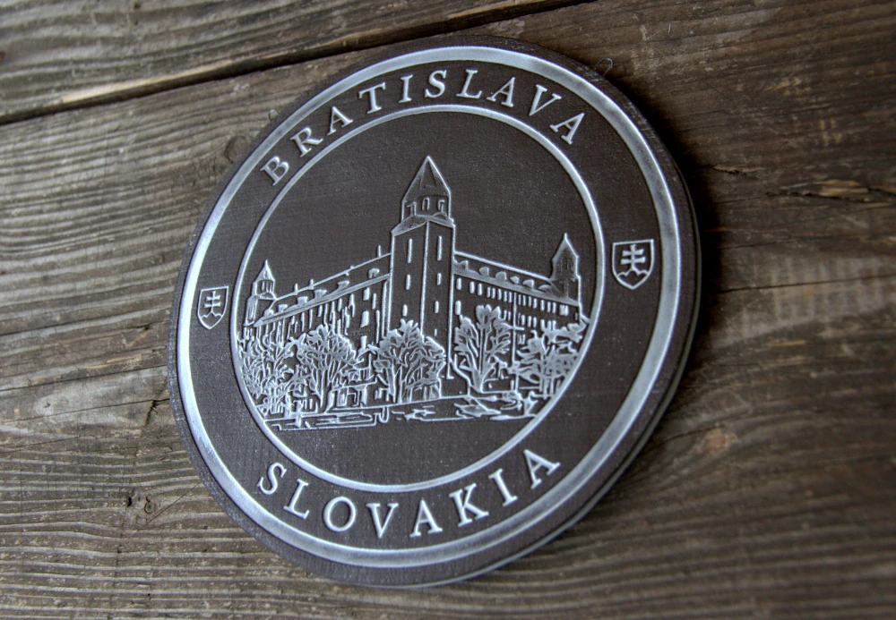Keramický suvenír – Bratislavský hrad | Ručne vyrobená ozdobná plaketa zo Slovenska Bilelá SHB01
