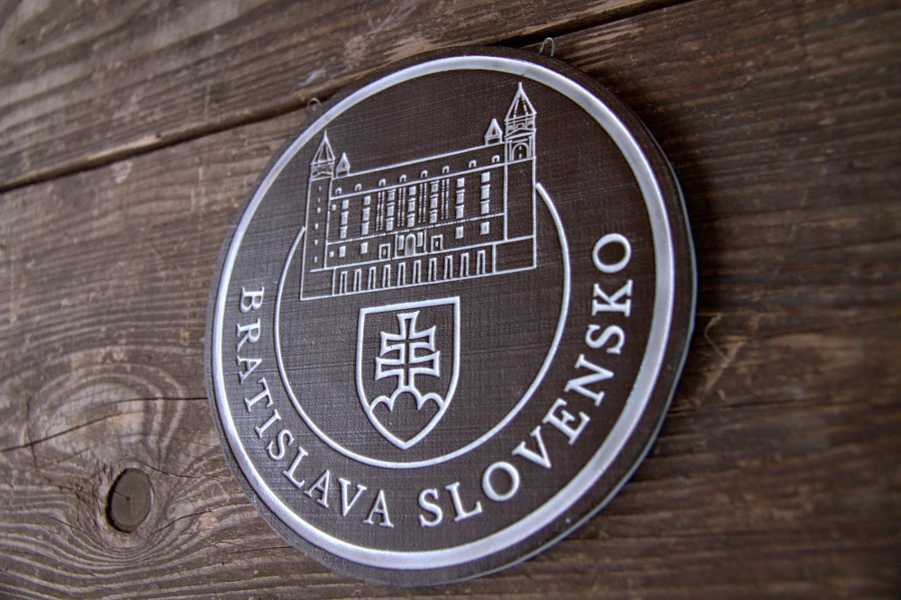 Keramický suvenír – Bratislavský hrad | Ručne vyrobená ozdobná plaketa zo Slovenska Bilelá SHB02