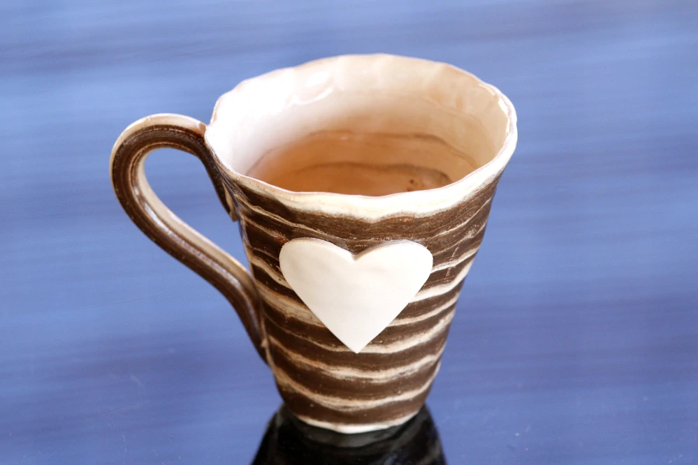 Keramická šálka so srdiečkom na kávu - cappuccino a čaj 300 ml – Unikát! - béžovo-hnedá - ručná výroba – modelovaná