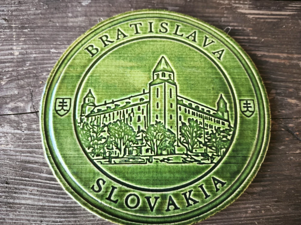 Keramický suvenír – Bratislavský hrad | Ručne vyrobená ozdobná plaketa zo Slovenska zelená