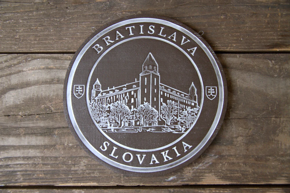 Keramický suvenír – Bratislavský hrad | Ručne vyrobená ozdobná plaketa zo Slovenska Bilelá SHB01