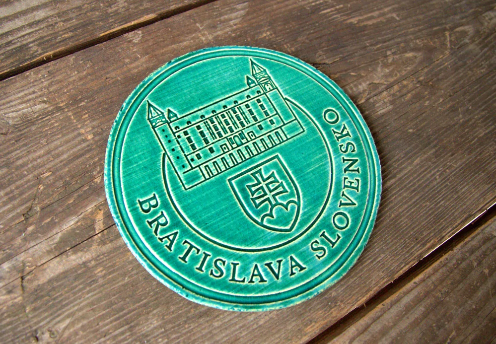 Keramický suvenír – Bratislavský hrad | Ručne vyrobená ozdobná plaketa zo Slovenska s nápisom BRATISLVA SLOVENSKO - tyrkysovo zelená