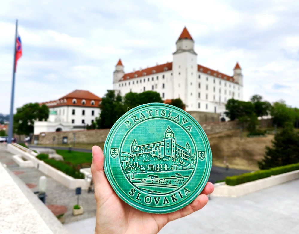 Keramický suvenír – Bratislavský hrad | Ručne vyrobená ozdobná plaketa zo Slovenska s nápisom BRATISLVA SLOVENSKO - tyrkysovo zelená SHT03