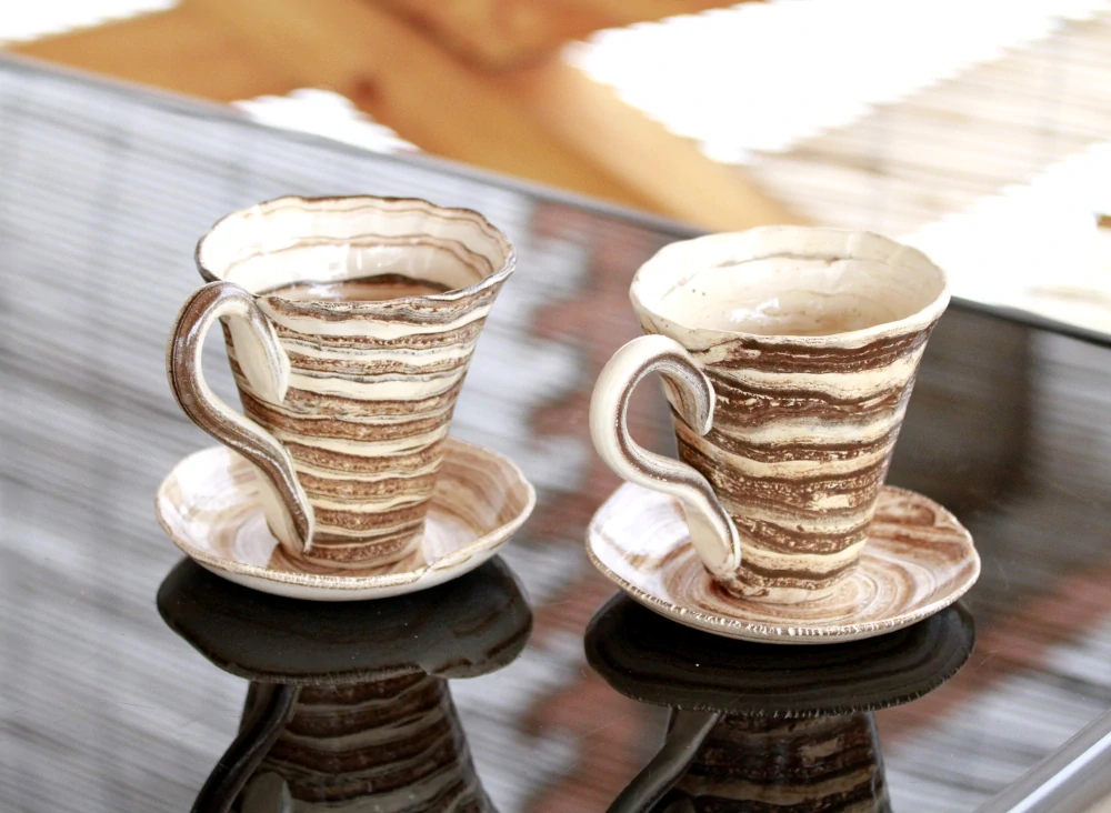 Keramická šálka na kávu - cappuccino a čaj 300 ml – Unikát! - béžovo-hnedá - ručná výroba – modelovaná