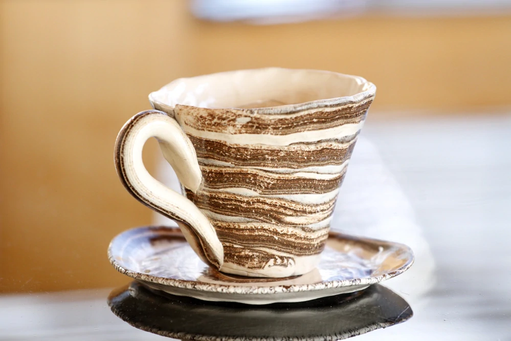 Keramická šálka na kávu - cappuccino a čaj 150 ml – Unikát! - béžovo-hnedá - ručná výroba – modelovaná