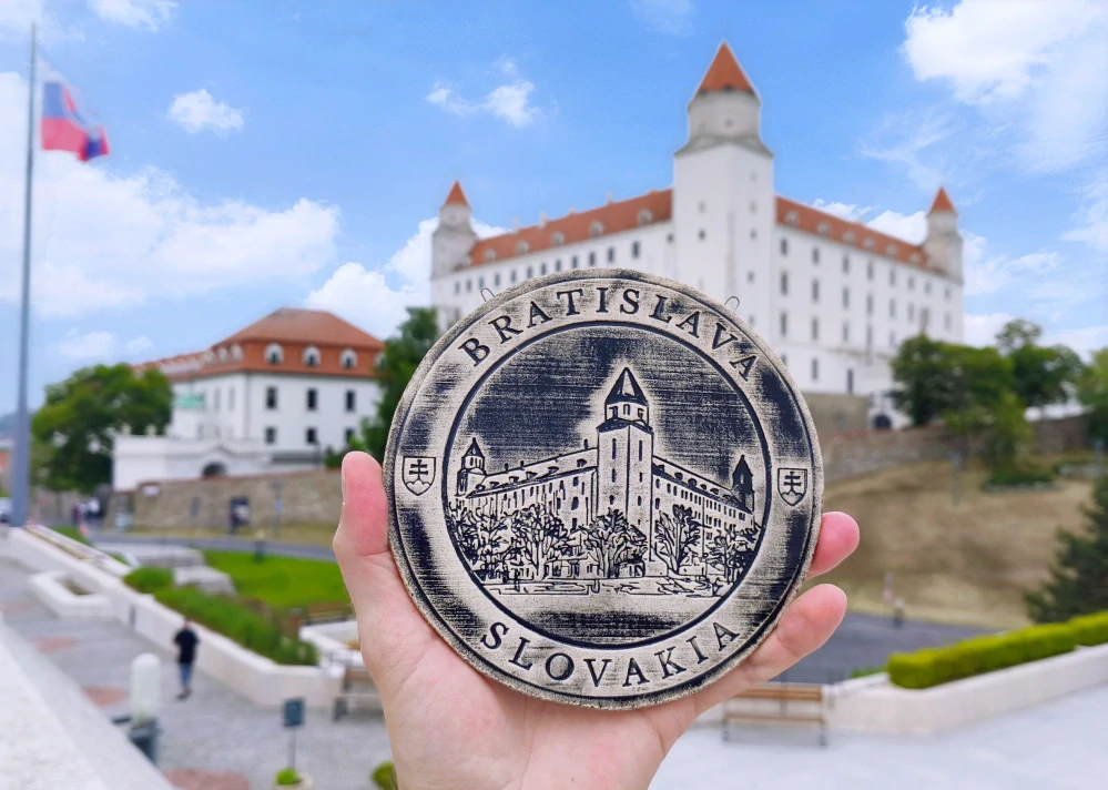 Keramický suvenír – Bratislavský hrad | Ručne vyrobená ozdobná plaketa zo Slovenska