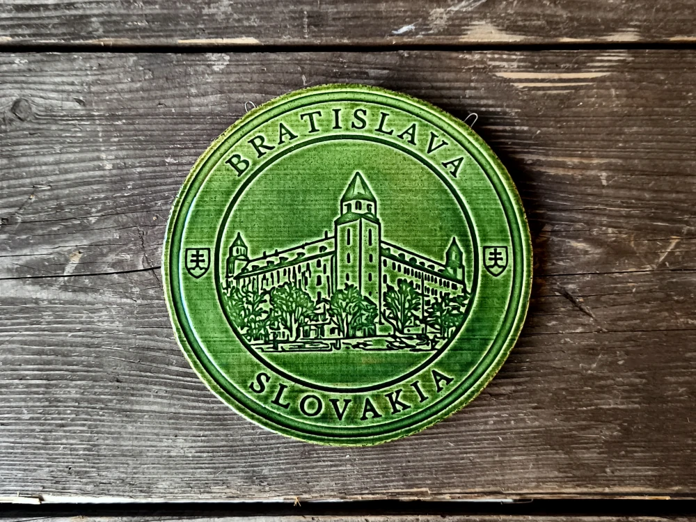 Keramický suvenír – Bratislavský hrad | Ručne vyrobená ozdobná plaketa zo Slovenska zelená