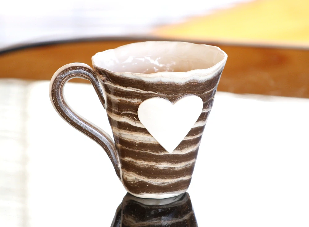Keramická šálka so srdiečkom na kávu - cappuccino a čaj 300 ml – Unikát! - béžovo-hnedá - ručná výroba – modelovaná