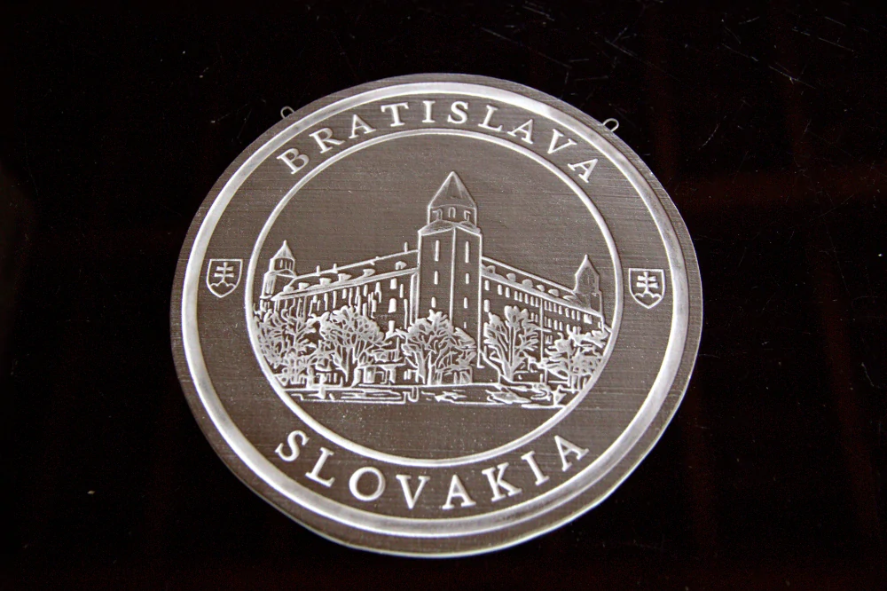 Keramický suvenír – Bratislavský hrad | Ručne vyrobená ozdobná plaketa zo Slovenska Bilelá SHB01