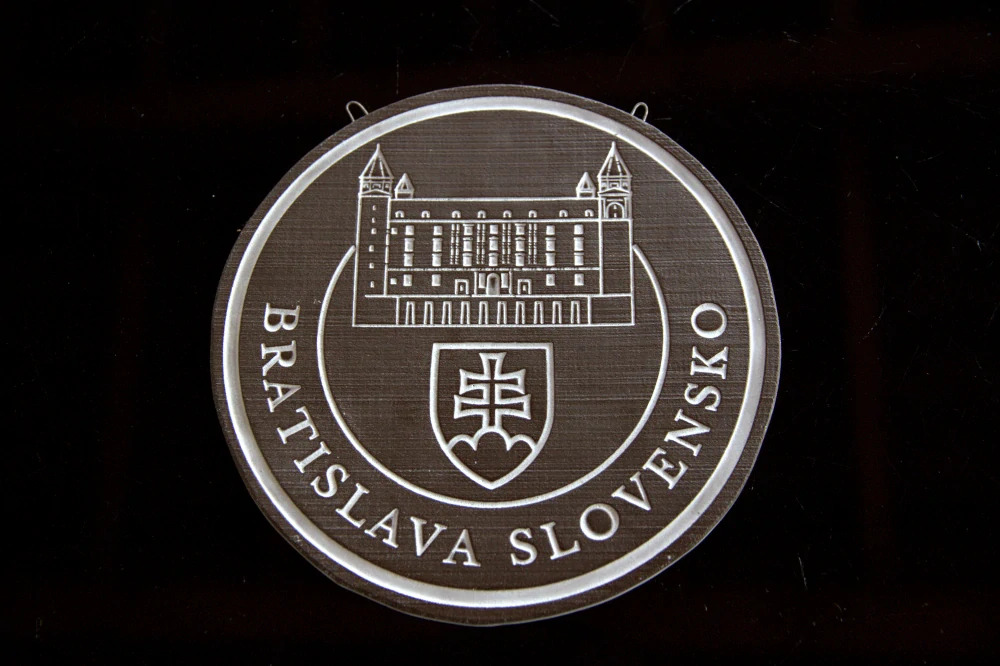 Keramický suvenír – Bratislavský hrad | Ručne vyrobená ozdobná plaketa zo Slovenska Bilelá SHB02