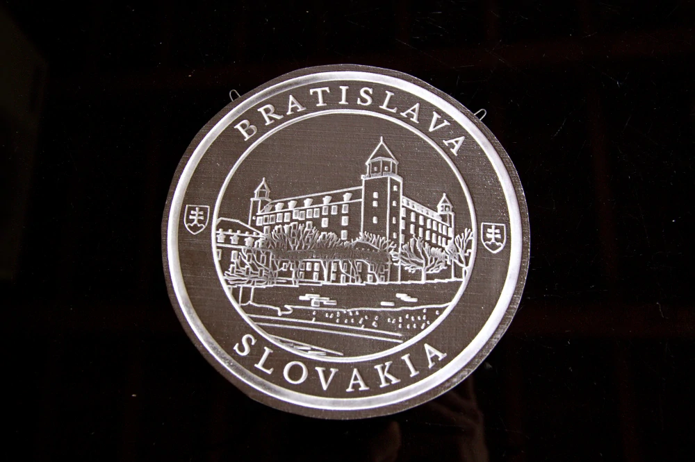 Keramický suvenír – Bratislavský hrad | Ručne vyrobená ozdobná plaketa zo Slovenska Bilelá SHB03