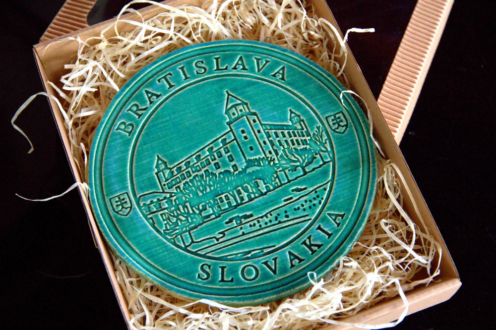 Keramický suvenír – Bratislavský hrad | Ručne vyrobená ozdobná plaketa zo Slovenska s nápisom BRATISLVA SLOVENSKO - tyrkysovo zelená SHT03