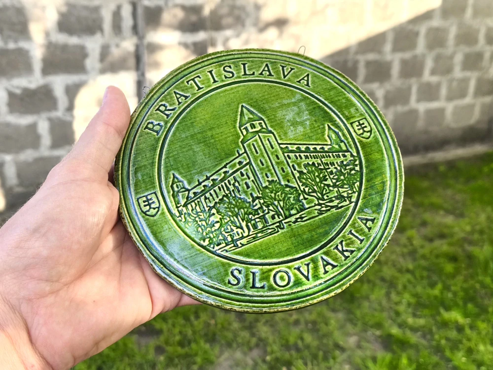 Keramický suvenír – Bratislavský hrad | Ručne vyrobená ozdobná plaketa zo Slovenska zelená