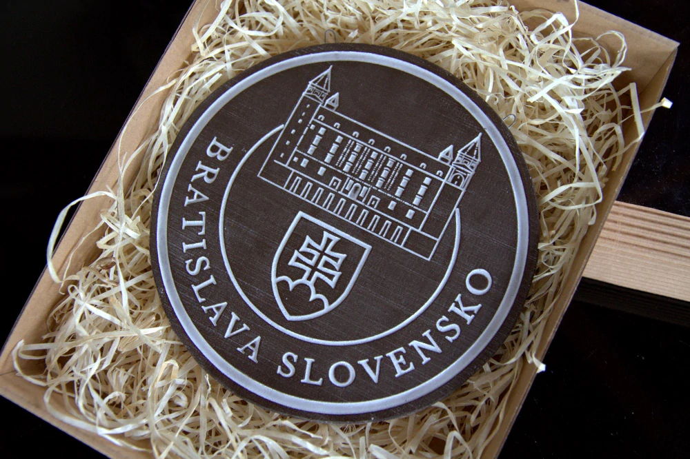 Keramický suvenír – Bratislavský hrad | Ručne vyrobená ozdobná plaketa zo Slovenska Bilelá SHB02