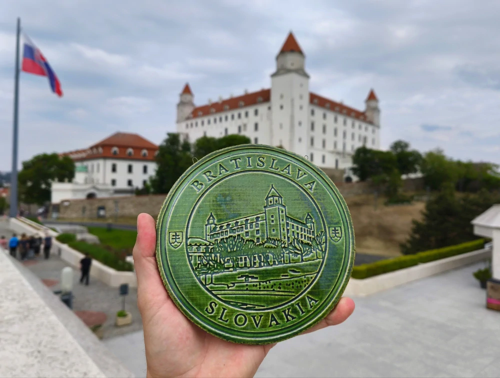 Keramický suvenír – Bratislavský hrad | Ručne vyrobená ozdobná plaketa zo Slovenska s nápisom BRATISLVA SLOVAKIA zelená SHZ03