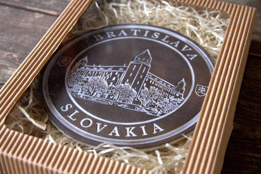 Keramický suvenír – Bratislavský hrad | Ručne vyrobená ozdobná plaketa zo Slovenska Bilelá SHB01