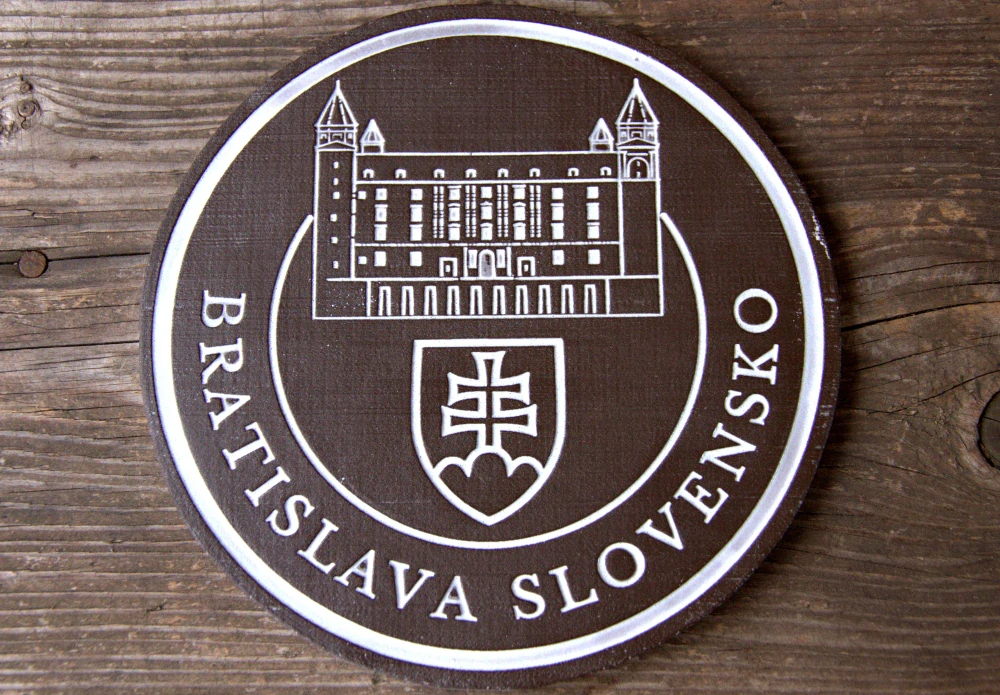 Keramický suvenír – Bratislavský hrad | Ručne vyrobená ozdobná plaketa zo Slovenska Bilelá SHB02